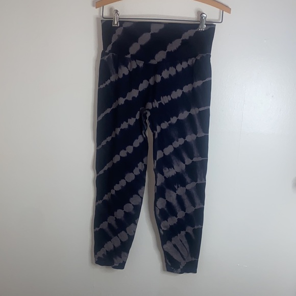 🎱PINK - Victoria's Secret PINK Active Seamless High Waist Tie Dye Capri - Picture 2 of 8